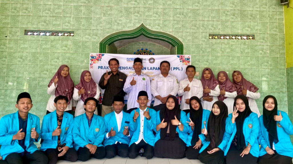 Langkah Awal Mahasiswa Menuju Dunia Pendidikan Nyata Selasa pagi, 7 Oktober 2025 pukul 08.00 WIB, menjadi hari penting bagi mahasiswa Program Studi Pendidikan Guru Madrasah Ibtidaiyah (PGMI) Institut Agama Islam Ngawi (IAI Ngawi). Bertempat di Madrasah Ibtidaiyah Negeri (MIN) 5 Ngawi, kegiatan Pembukaan Praktik Pengalaman Lapangan (PPL) resmi digelar sebagai tanda dimulainya masa praktik bagi mahasiswa semester 7. Acara berlangsung dengan penuh kehangatan dan rasa antusias dari seluruh peserta dan pihak madrasah. Dosen Pembimbing Lapangan dan Peserta PPL Kegiatan ini dipimpin langsung oleh Lathif Abdul Razaq, M.Pd., selaku Dosen Pembimbing Lapangan (DPL). Beliau hadir bersama 10 mahasiswa PGMI IAI Ngawi semester 7 yang akan melaksanakan PPL selama beberapa pekan di lingkungan MIN 5 Ngawi. Kehadiran mereka disambut baik oleh jajaran dewan guru dan staf madrasah, menandai awal kerja sama yang erat antara kampus dan lembaga pendidikan dasar. Rangkaian Acara Pembukaan: Penuh Keakraban dan Semangat Pengabdian Acara pembukaan dimulai dengan sambutan dari Dosen Pembimbing Lapangan, Lathif Abdul Razaq, M.Pd. Dalam sambutannya, beliau menyampaikan apresiasi kepada pihak MIN 5 Ngawi yang telah memberikan kesempatan kepada mahasiswa PGMI untuk belajar dan berproses secara langsung di madrasah. Beliau juga menegaskan bahwa kegiatan PPL bukan sekadar memenuhi tuntutan akademik, tetapi merupakan proses pembentukan karakter dan profesionalitas calon guru. Ia berharap mahasiswa dapat menjaga etika, beradaptasi dengan lingkungan sekolah, serta menunjukkan tanggung jawab sebagai calon pendidik yang berintegritas. Setelah sambutan dan penyerahan mahasiswa secara simbolis, acara dilanjutkan dengan sambutan dari Kepala MIN 5 Ngawi, Bapak Purwanto. Dalam sambutannya, beliau menyampaikan rasa terima kasih atas kepercayaan IAI Ngawi yang telah menjadikan MIN 5 Ngawi sebagai mitra praktik lapangan. Beliau menuturkan bahwa pihak madrasah siap mendampingi mahasiswa selama pelaksanaan PPL dan berharap keberadaan mereka dapat membawa semangat baru serta memberikan kontribusi positif bagi lingkungan madrasah. Perkenalan dan Jalinan Silaturahmi Setelah sesi sambutan, acara dilanjutkan dengan perkenalan mahasiswa peserta PPL satu per satu di hadapan seluruh dewan guru yang hadir. Suasana berlangsung akrab dan penuh kehangatan. Kegiatan perkenalan ini menjadi langkah awal yang penting dalam membangun komunikasi yang baik antara mahasiswa dan pihak madrasah. Melalui kegiatan ini, tercipta suasana saling mengenal, memahami, dan bekerja sama dalam menjalankan kegiatan belajar mengajar selama masa PPL berlangsung. Tujuan dan Makna PPL bagi Mahasiswa PGMI Program Praktik Pengalaman Lapangan (PPL) merupakan salah satu bentuk penerapan nyata dari teori yang telah dipelajari mahasiswa di bangku kuliah. Melalui kegiatan ini, mahasiswa: Mendapatkan kesempatan untuk mengajar langsung di kelas. Melatih keterampilan pedagogik, manajerial, dan sosial. Mempelajari dinamika kehidupan sekolah dasar Islam secara langsung. Mengasah tanggung jawab dan kemampuan komunikasi dengan guru maupun siswa. Dengan pelaksanaan PPL di MIN 5 Ngawi, mahasiswa diharapkan dapat menumbuhkan rasa percaya diri, empati, serta kreativitas dalam proses pembelajaran. Penutup: Kolaborasi yang Menginspirasi Kegiatan pembukaan PPL di MIN 5 Ngawi berjalan dengan lancar dan penuh makna. Dukungan dari pihak madrasah, kehadiran Lathif Abdul Razaq, M.Pd. sebagai Dosen Pembimbing, serta semangat mahasiswa semester 7 PGMI menjadi cerminan kuatnya kolaborasi antara kampus dan lembaga pendidikan dasar. Kegiatan ini bukan hanya simbol kerja sama akademik, tetapi juga bentuk nyata dari implementasi tridharma perguruan tinggi — pendidikan, penelitian, dan pengabdian kepada masyarakat. Dengan dimulainya PPL ini, mahasiswa PGMI IAI Ngawi diharapkan mampu membawa nilai-nilai keislaman, profesionalitas, dan semangat inovatif dalam mengajar, serta menjadi inspirasi bagi para siswa dan guru di MIN 5 Ngawi.